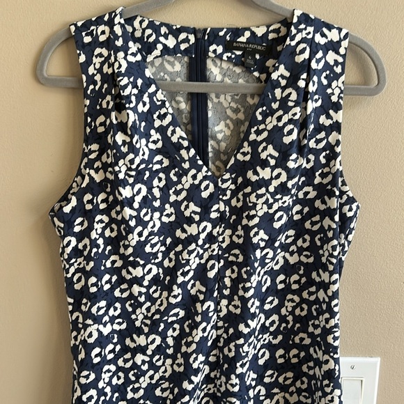 Banana Republic Factory Blue Black White Print Sheath Sleeveless Dress Size 5 - Picture 2 of 7
